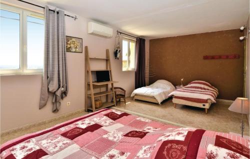 En eller flere senge i et værelse på Amazing Home In Montaren Et St Mediers With Wifi