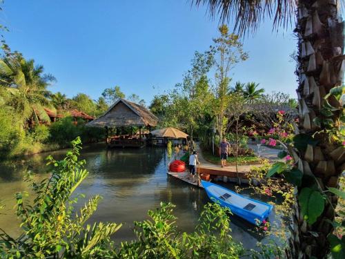 a group of people on boats in a river at บ้านสวนในฝัน-ตลาดน้ำท่าคา in Samut Songkhram