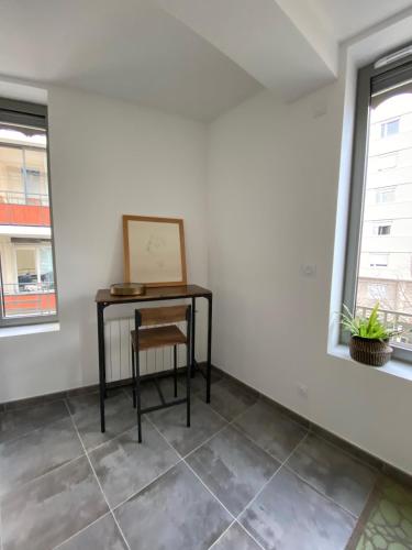 - une table dans une chambre avec 2 fenêtres dans l'établissement Parc de la Tête d'Or - Parc de la Feyssine - Croix Luizet - La Doua - CNRS - INSA - Université Claude Bernard, à Villeurbanne