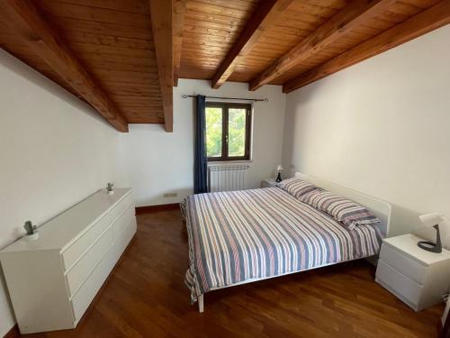 a bedroom with a bed and a window at Casa Vacanze Arya in Capo dʼOrlando