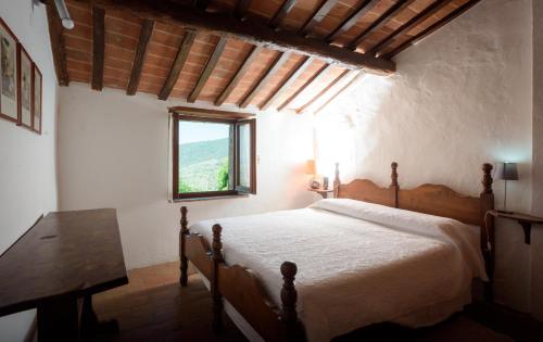 a bedroom with a bed and a window at Agriturismo fringuello - Sofora in Cortona