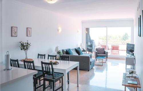 sala de estar con mesa y sofá en Stunning Apartment In Marbella With Wifi, Outdoor Swimming Pool And Swimming Pool, en Marbella