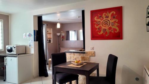 un salon avec une table et une cuisine dans l'établissement Ravissant studio privé 2 pièces 