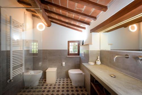 a bathroom with a toilet and a tub and a sink at Agriturismo fringuello - Sofora in Cortona
