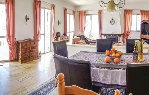 Una sala de estar con una mesa con un bol de fruta encima. en Urb Maryvilla, en La Canuta