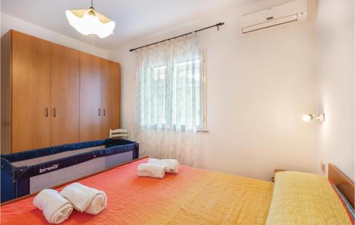 sypialnia z 2 łóżkami i ręcznikami w obiekcie Casa Sole Rosso w mieście Buggerru