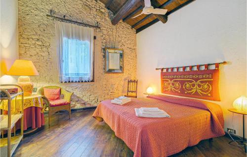 Barbarano VicentinoにあるIl Casale Del Vinoのベッドルーム1室(ベッド1台、テーブル、椅子付)