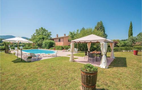 a backyard with a pool and a table and umbrellas at Quadrifoglio in Configni
