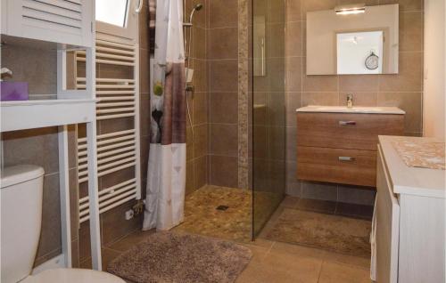 La salle de bains est pourvue d'une douche, de toilettes et d'un lavabo. dans l'établissement Stunning Apartment In Ajaccio With Wifi, à Ajaccio
