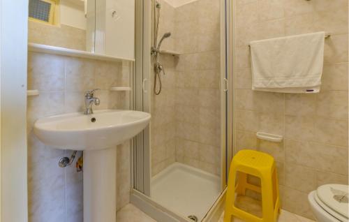 ein Bad mit einer Dusche, einem Waschbecken und einem WC in der Unterkunft La Casa Sul Mare in Trappeto