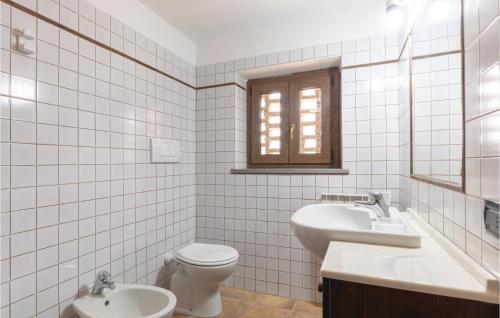 MengaraにあるGinestre 2の白いタイル張りのバスルーム(トイレ、シンク付)