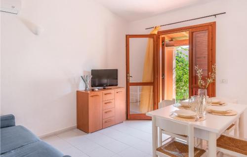 a living room with a white table and a tv at Trilo 6 in San Teodoro