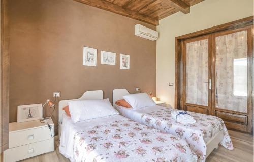 1 Schlafzimmer mit 2 Betten und einem Fenster in der Unterkunft Relax Vacanze Il Mandarino in Castellabate