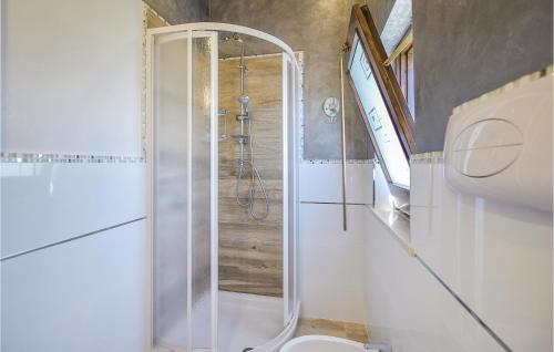 カステッラバーテにあるRelax Vacanze Il Mandarinoのバスルーム(シャワー、トイレ付)