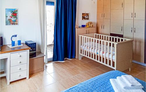 Postel nebo postele na pokoji v ubytování Cozy Home In Keratea With Wifi
