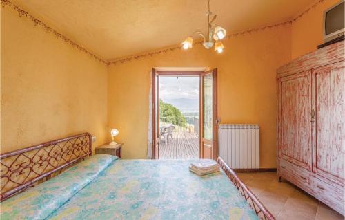 Schlafzimmer mit einem Bett und einer Tür zu einem Balkon in der Unterkunft Nice Apartment In Citt Di Castello Pg With 4 Bedrooms, Wifi And Outdoor Swimming Pool in Lerchi