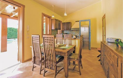 eine Küche mit einem Holztisch und Stühlen in der Unterkunft Villa Anna in Menfi