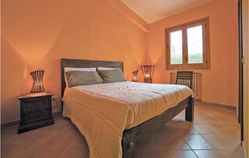 - une chambre avec un lit et une fenêtre dans l'établissement Villa Anna, à Menfi