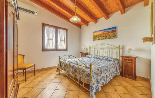 サンブーカ・ディ・シチーリアにあるLa Casa Sul Lagoのベッドルーム1室(ベッド1台、テーブル、椅子付)