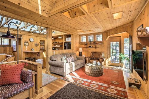 Posezení v ubytování Less Than 1 Mi to Heavenly Lifts Tahoe Area Townhome!