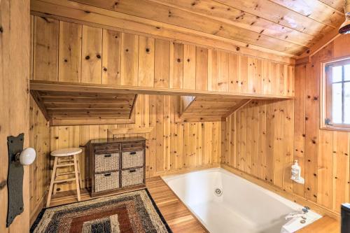 Koupelna v ubytování Less Than 1 Mi to Heavenly Lifts Tahoe Area Townhome!