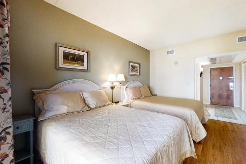 Ένα ή περισσότερα κρεβάτια σε δωμάτιο στο Amelia Island Plantation Condo with Side Ocean View, Balcony, WiFi & Shared Pool