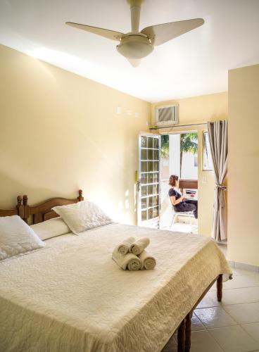 a bedroom with a bed with two towels on it at Costabela Apart Hotel e Pousada in Ilhabela