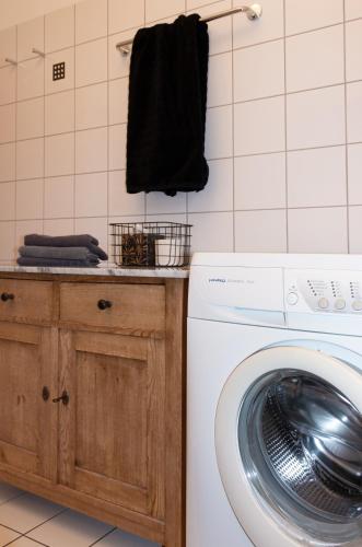 a laundry room with a washer and a washing machine at Ferienwohnung Bruderwald in Bamberg