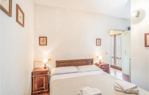 Rúm í herbergi á 1 Bedroom Gorgeous Apartment In Castiglione D,lago Pg