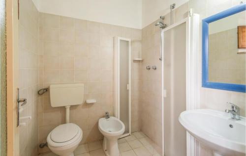 Vonios kambarys apgyvendinimo įstaigoje Nice Apartment In Castiglione D,lago Pg With 1 Bedrooms, Wifi And Outdoor Swimming Pool