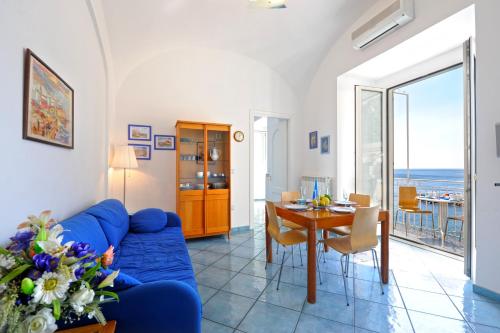 - un salon avec un canapé bleu et une table dans l'établissement Dolce Vita A, à Amalfi