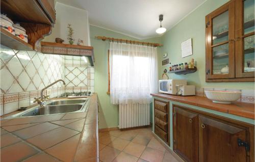 Dapur atau dapur kecil di Cozy Home In Colle Di Compito Lu