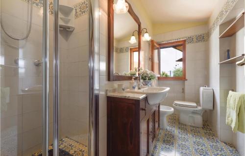 Bilik mandi di Cozy Home In Colle Di Compito Lu