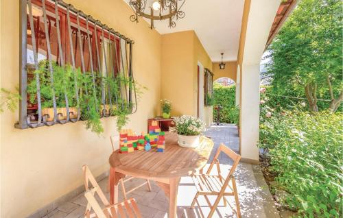 カマイオーレにあるCasa Della Margheritaのパティオにある木製のテーブルと椅子