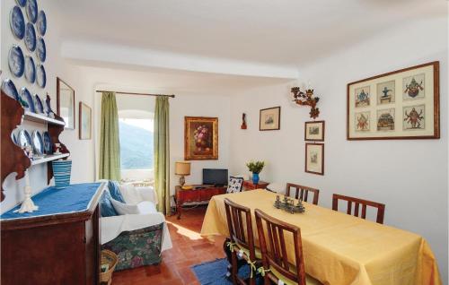 a living room with a table in a room at Golfopoeti in Fiascherino
