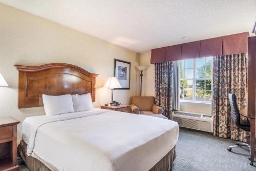 Red Lion Hotel Portland Airport tesisinde bir odada yatak veya yataklar