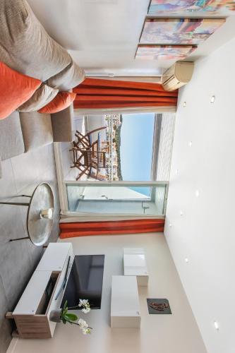 Cette chambre dispose d'une grande fenêtre et d'une table. dans l'établissement Le Nude - Port Ambonne Village Naturiste, au Cap d'Agde