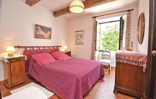 - une chambre avec un lit doté d'un couvre-lit violet et une fenêtre dans l'établissement Nice Home In Sault With Kitchen, à Sault