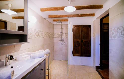 a bathroom with a sink and a mirror at 3 Bedroom Cozy Home In Sault in Sault-de-Vaucluse