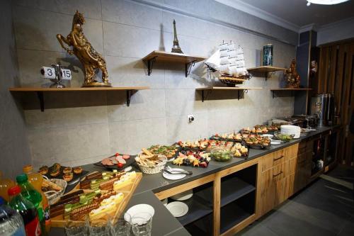 uma linha de buffet com muitos tipos diferentes de alimentos em THE TIME HOTEL em Tashkent