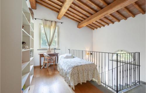 una camera con letto, scrivania e finestra di 3 Bedroom Gorgeous Home In Pontedera pi a Pontedera