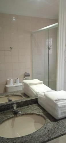 a bathroom with a sink and a mirror at Hotel Pousada Laje de Itauna in Saquarema
