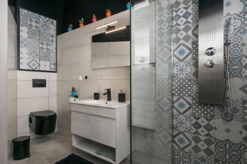 Triovasálos的住宿－Milos Guesthouse，一间带水槽和淋浴的浴室