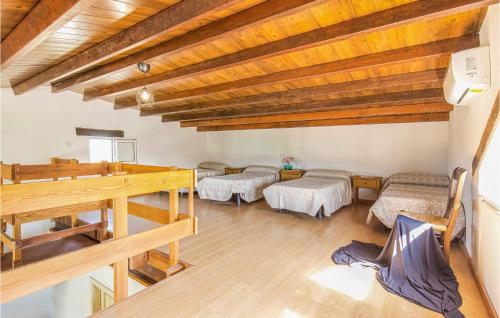 een kamer met 2 bedden en een bureau. bij Nice Home In Arahal With Outdoor Swimming Pool in El Arahal