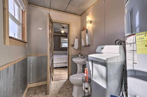een badkamer met een toilet en een wastafel bij Rustic Retreat - Steps to Pomme De Terre Lake 