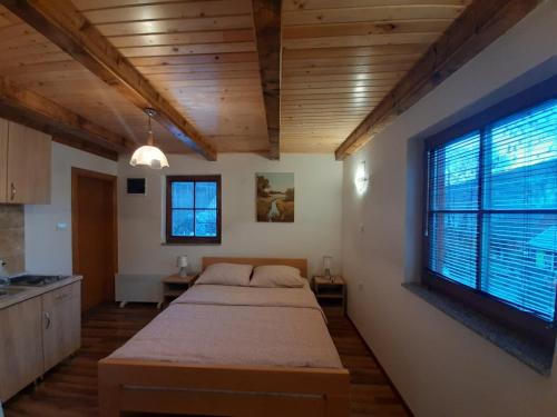 Ένα ή περισσότερα κρεβάτια σε δωμάτιο στο Apartmani i sobe "Vodenica" Janjske Otoke