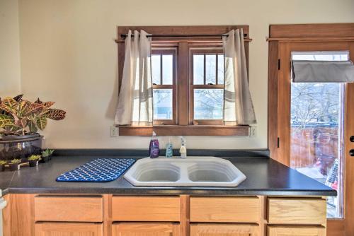 Kitchen o kitchenette sa Old Colorado City Home - Hike, Relax, Dine!