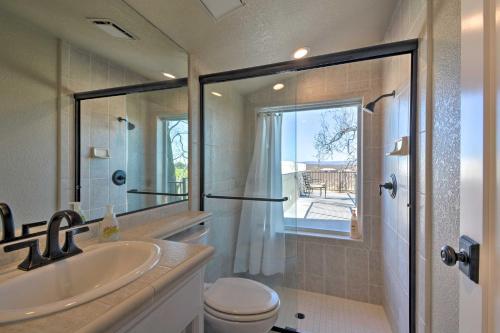 オークデールにあるPicturesque Farmhouse on Working Almond Ranchのシャワー、洗面台、トイレ付きのバスルーム