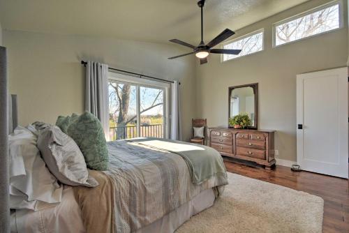 オークデールにあるPicturesque Farmhouse on Working Almond Ranchのベッドと天井扇風機のある寝室