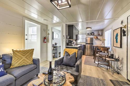 ein Wohnzimmer mit zwei Sofas und einem Tisch in der Unterkunft Walk to Lake Tahoe Cozy Zephyr Cove Cabin! in Zephyr Cove